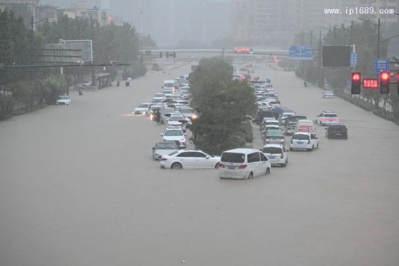 河南街道洪水覆蓋車輛 (2)